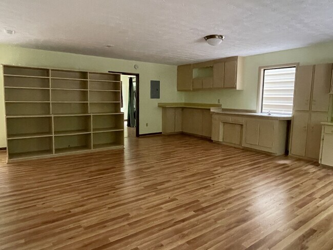 Building Photo - 170 Longview Dr