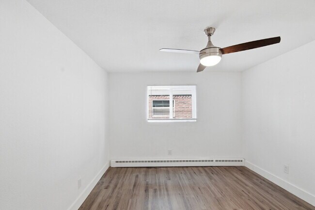 Building Photo - $1,400.95 with $300.00 off the first month's rent, 2 Beds - 1 Bath, Triplex in Aurora with Washer...