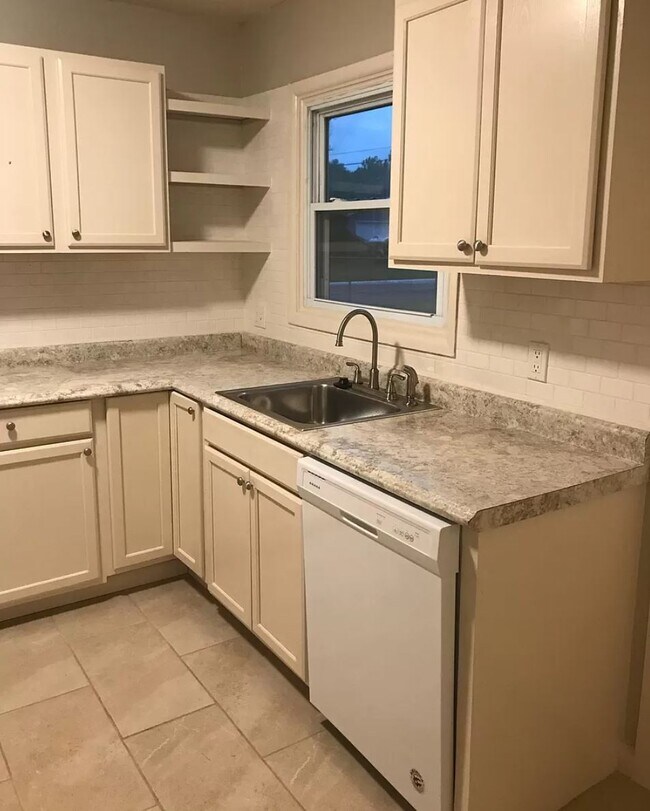 Building Photo - 3355 S Glenn Ave