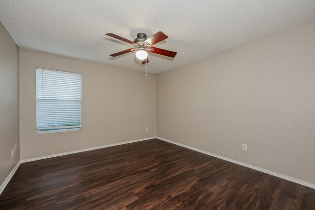 Building Photo - 565 Keble Dr