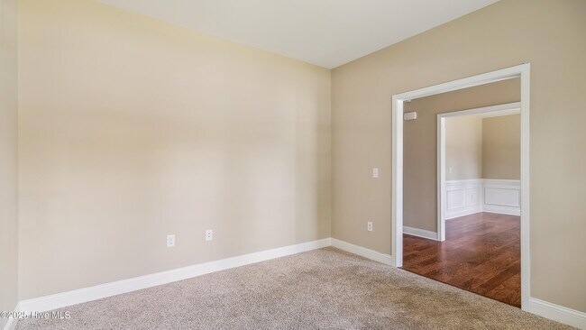 Building Photo - 110 Queens Cove Way