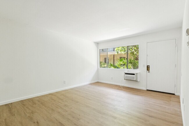 Building Photo - Newly Renovated 1BD Condo Available Soon! ...