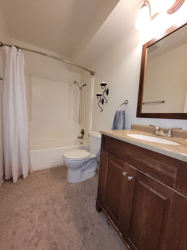 Building Photo - Beautiful Second Floor Condo in Great Area!