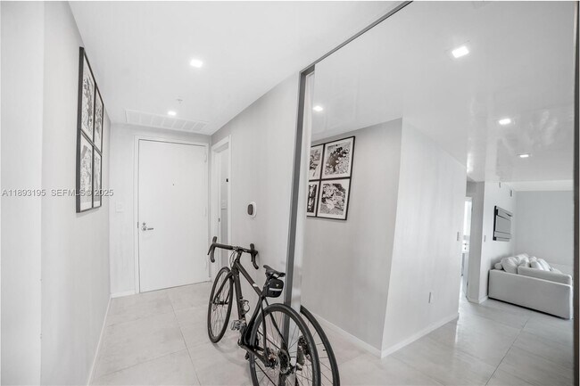 Building Photo - 1900 N Bayshore Dr