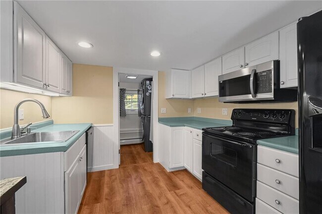 Building Photo - 225 Waldron Ave
