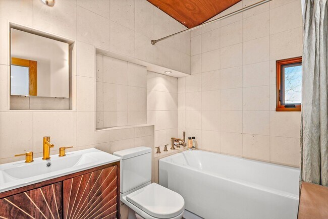 Building Photo - 2700 Juniper Hill Rd