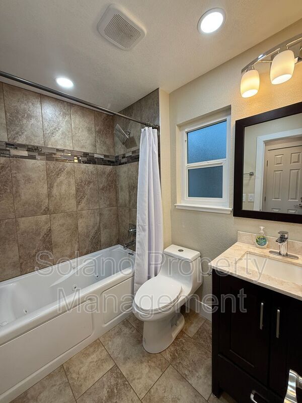 Building Photo - 921 Hickory Ave