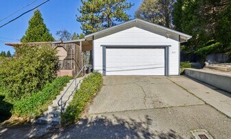 Building Photo - 837 Hillcrest St