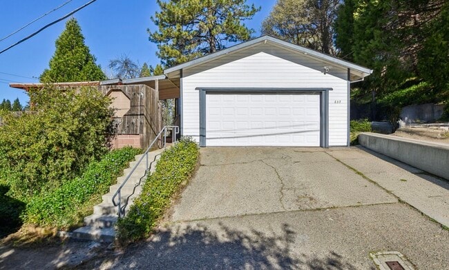 Building Photo - 837 Hillcrest St