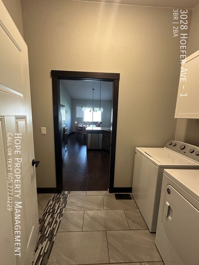 Building Photo - 3028 Hoefer Ave