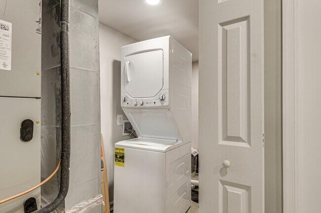 Building Photo - 6604 Oak St