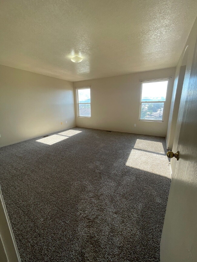 Building Photo - Two story 3 bedroom!