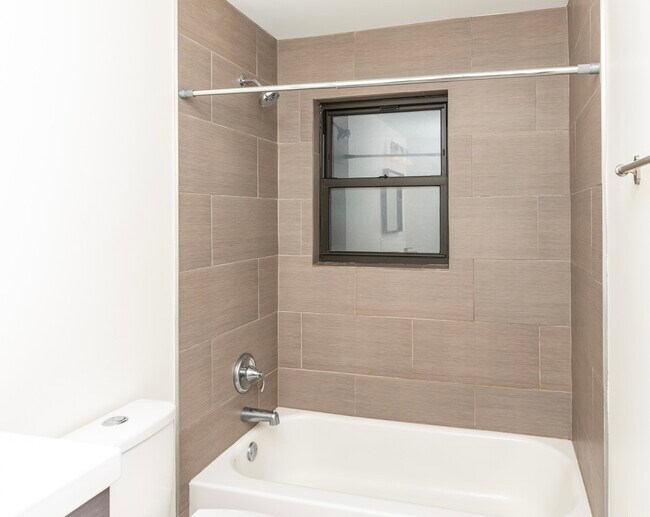 Building Photo - 1722 N Artesian Ave