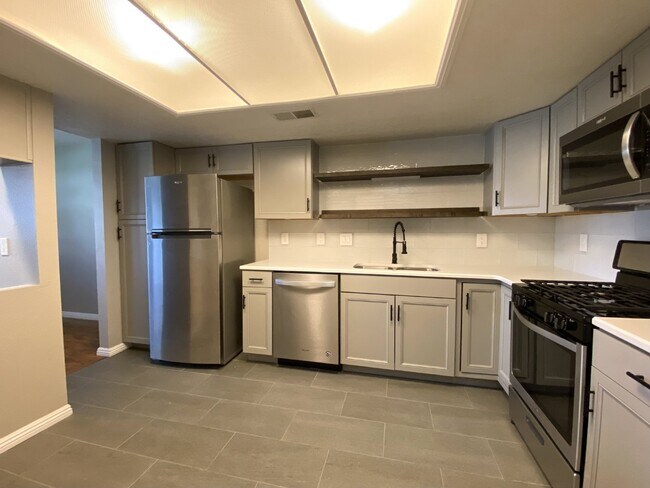 Building Photo - 1BR/1BATH - Ground Floor Condo - NO PETS
