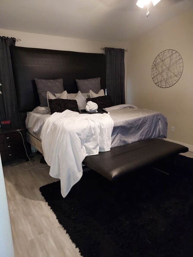 Building Photo - Four bedroom w/ Studio