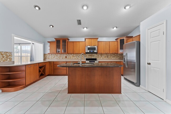 Building Photo - Absolutely stunning executive (LARGE) 3 BR / 2 BA / 2 Car Garage home in the highly sought after ...