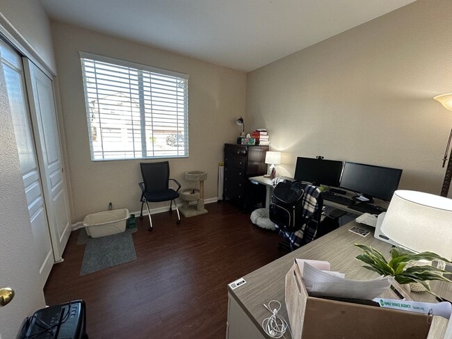 Building Photo - La Ventana Estates 3 bdrm Townhome Available