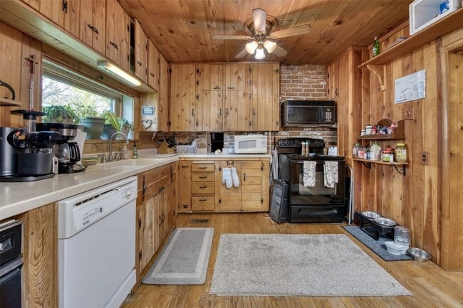 Building Photo - Cozy Downtown Cabin
