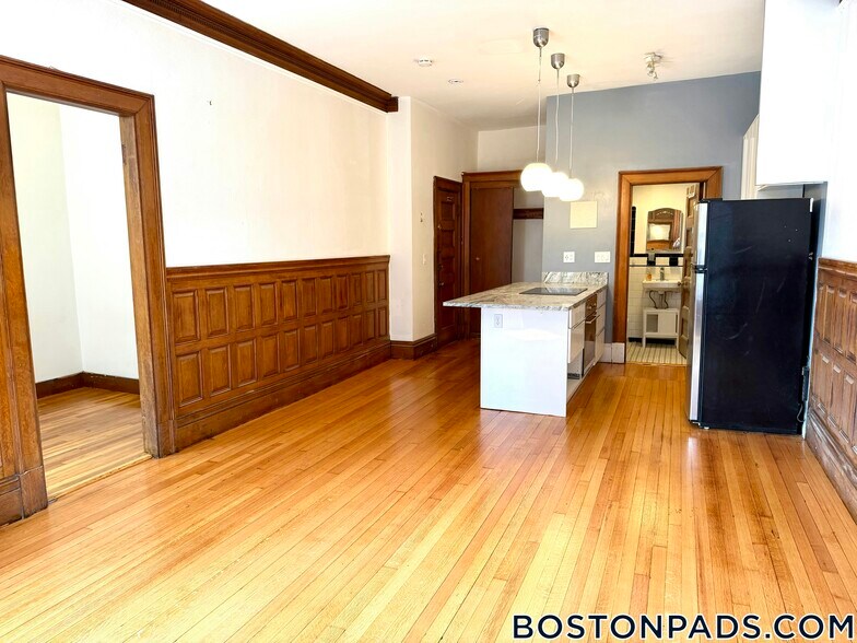 Building Photo - 849 Beacon St