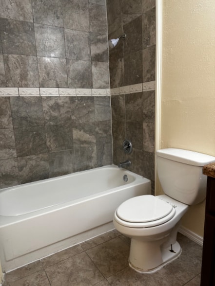 Building Photo - 9797 Leawood Blvd