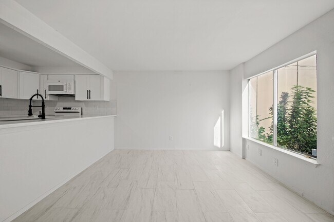 Building Photo - 11650 Village Pl Dr