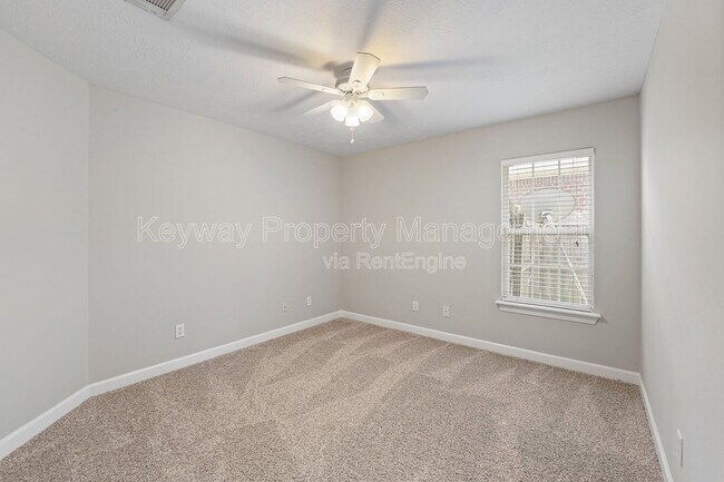 Building Photo - 633 Ventana Dr