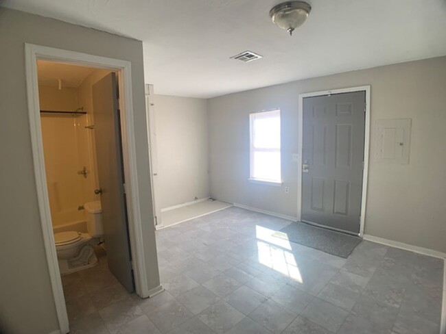 Building Photo - Move -in Special: 3 Bed Home OKC