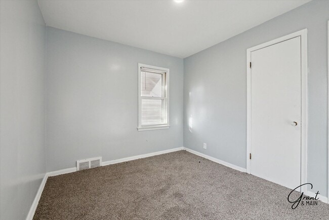 Building Photo - $1400 - Fully Renovated 3 Bed 1.5 Bath