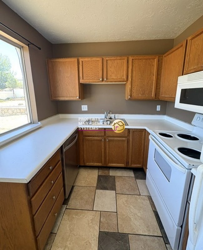 Building Photo - 3 Bedroom Home in Kearns
