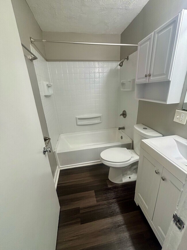 Building Photo - 615 Dresden Ave