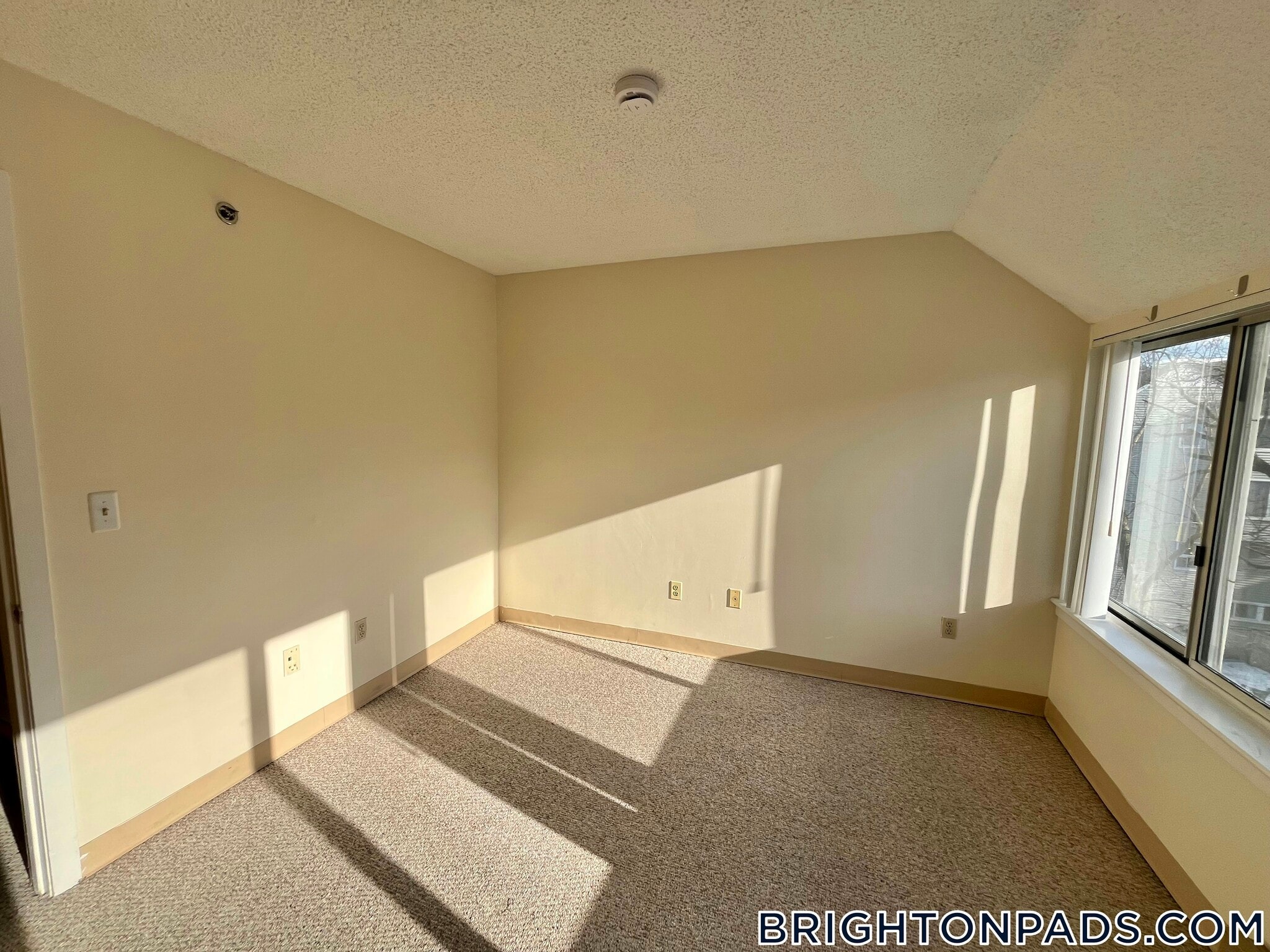 Building Photo - 150 N Beacon St