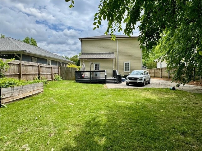Building Photo - 211 Laurel Ave SW