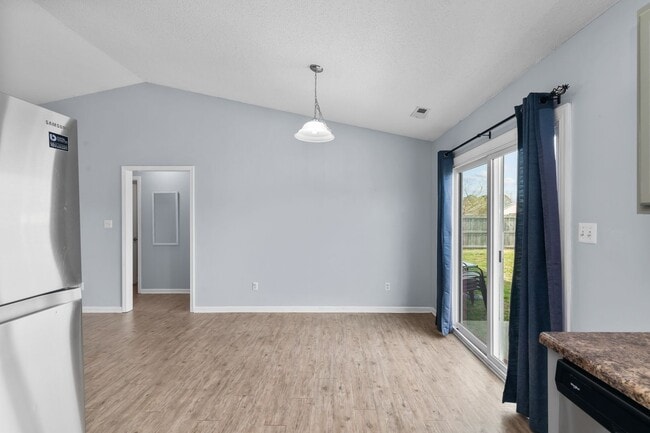 Building Photo - 3 Bedroom 2 Bathroom Home