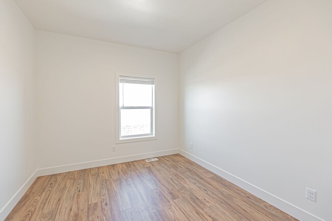 Building Photo - AVAILABLE TODAY - 3 Bed 2.5 Bath Townhome ...
