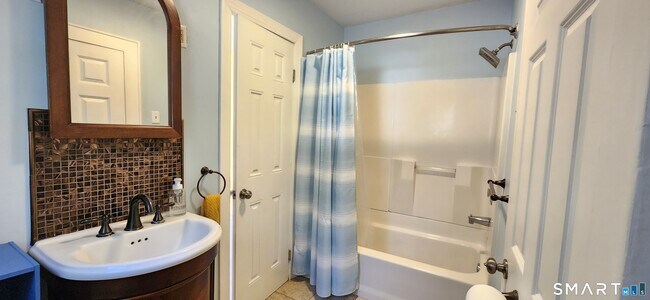 Building Photo - 1555 Byam Rd