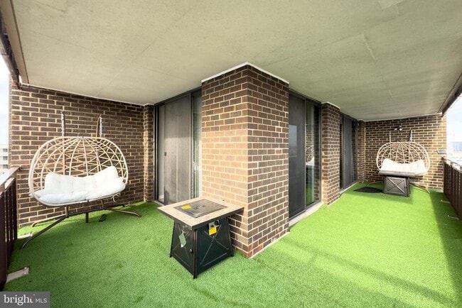 Building Photo - 250 S Reynolds St