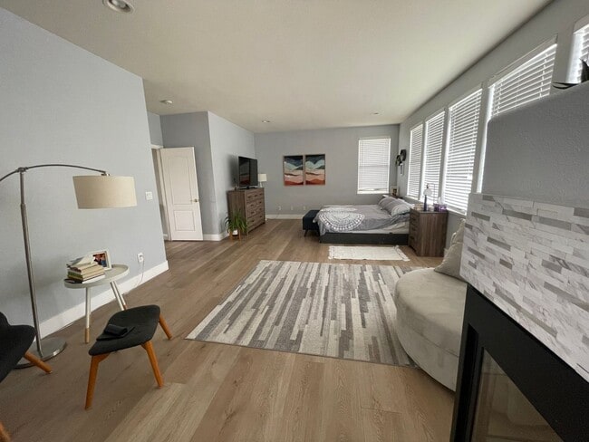 Building Photo - 3800 Venus Ct