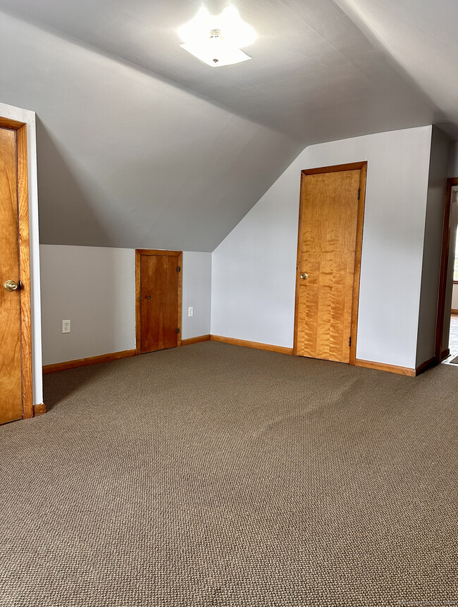 Building Photo - 122 Hansen Ave