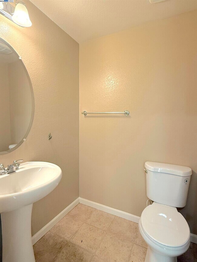 Building Photo - 137 W Questa Trail