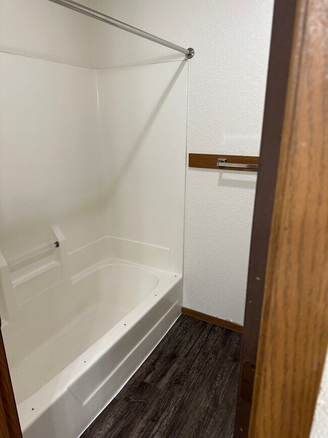 Building Photo - Four Bedroom Apartment