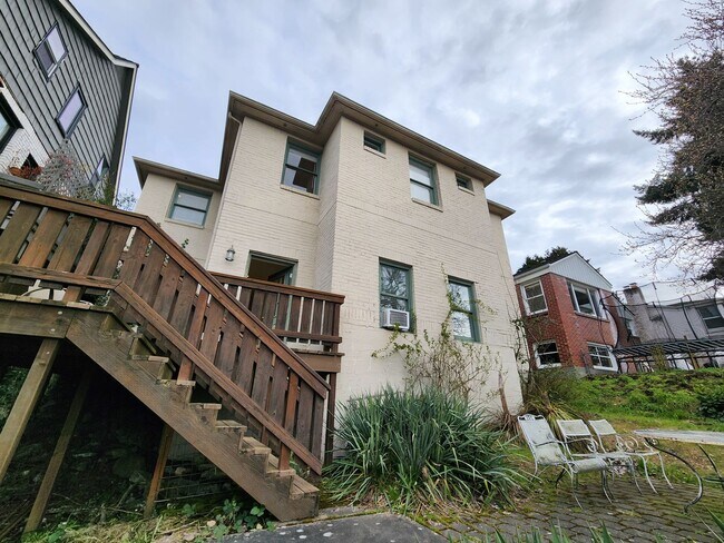 Building Photo - Spacious 3BR/3BA in Sought- After Queen Anne Location