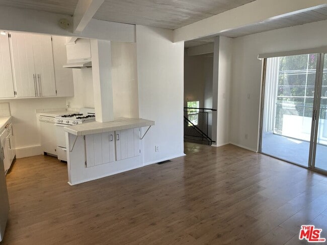 Building Photo - 2154 N Beverly Glen Blvd