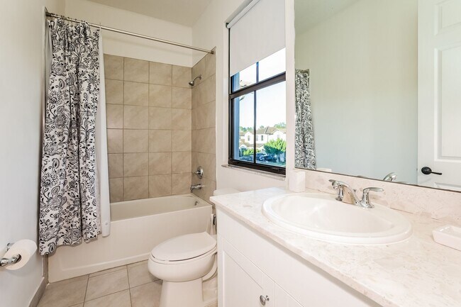 Building Photo - Annual rental - 3 bedroom / 2.5 bath - Fully furnished