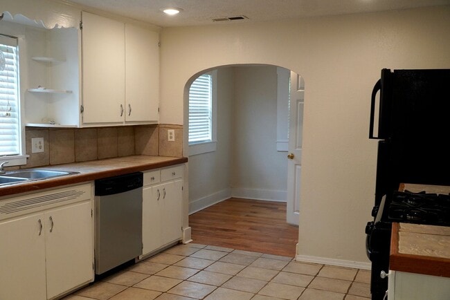 Building Photo - PRE-LEASING! Adorable Bungalow Steps From ...