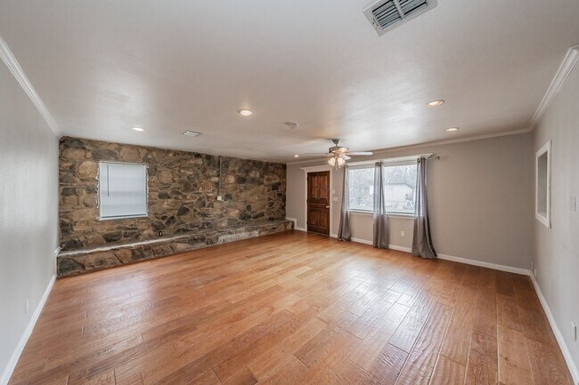 Building Photo - Updated home in Arlington Heights!