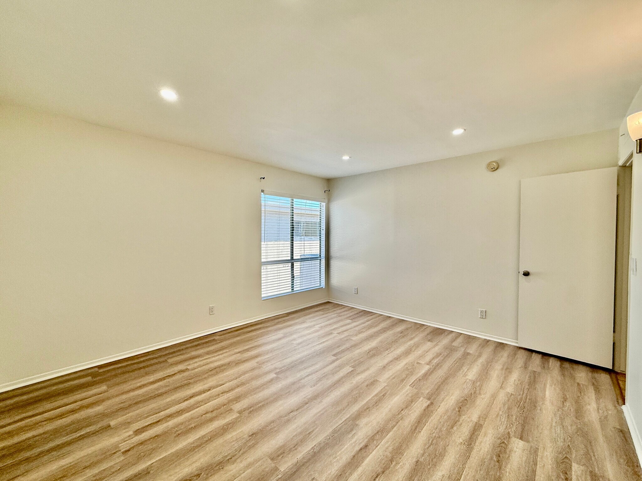 Building Photo - 5320 Zelzah Ave