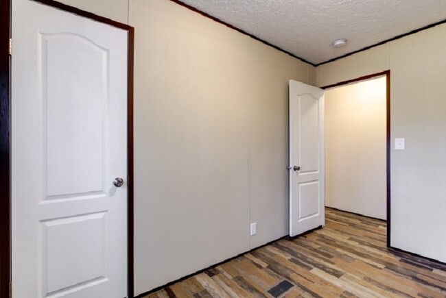 Building Photo - 106 Luart Dr