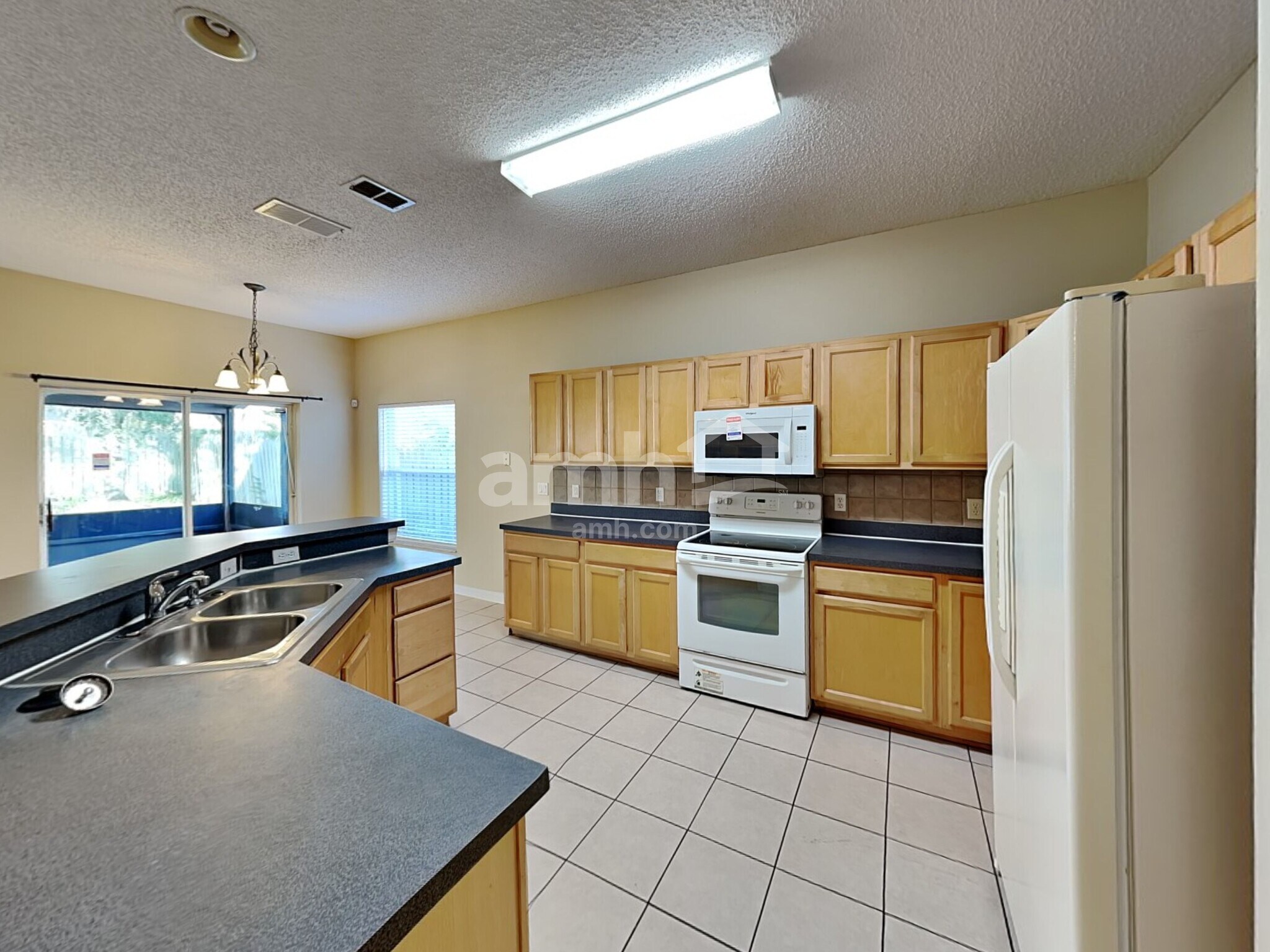 Building Photo - 8857 Palisades Beach Ave