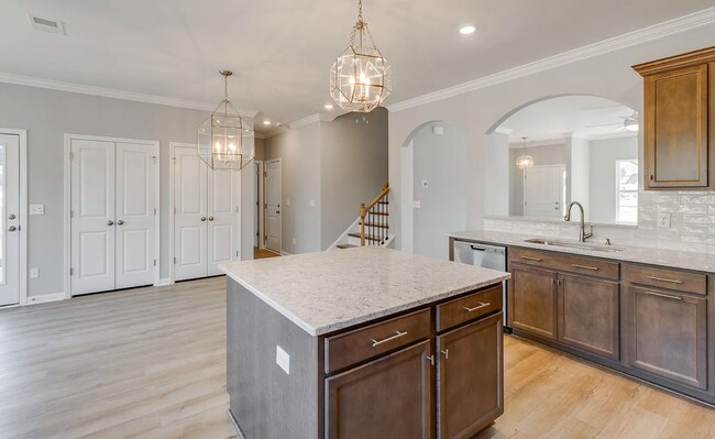 Building Photo - Spacious 5-Bedroom Home with Modern Finishes in Prime Elgin Location