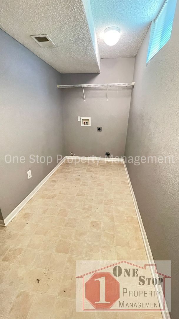 Building Photo - Charming 2 Bedroom TownHouse in Independen...
